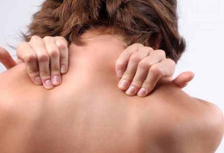 A symptom of thoracic osteochondrosis is an aching pain between the shoulder blades. 